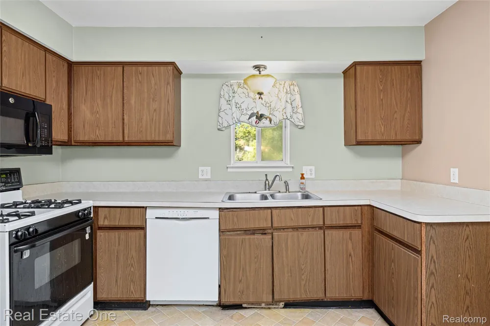 6159 Bay Court Waterford Charter Township, MI 48327