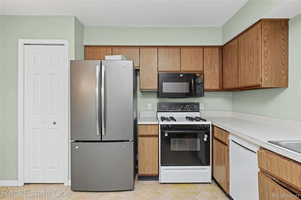 6159 Bay Court Waterford Charter Township, MI 48327