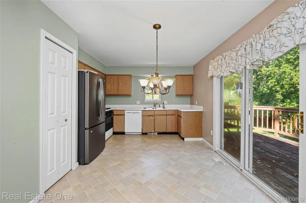 6159 Bay Court Waterford Charter Township, MI 48327
