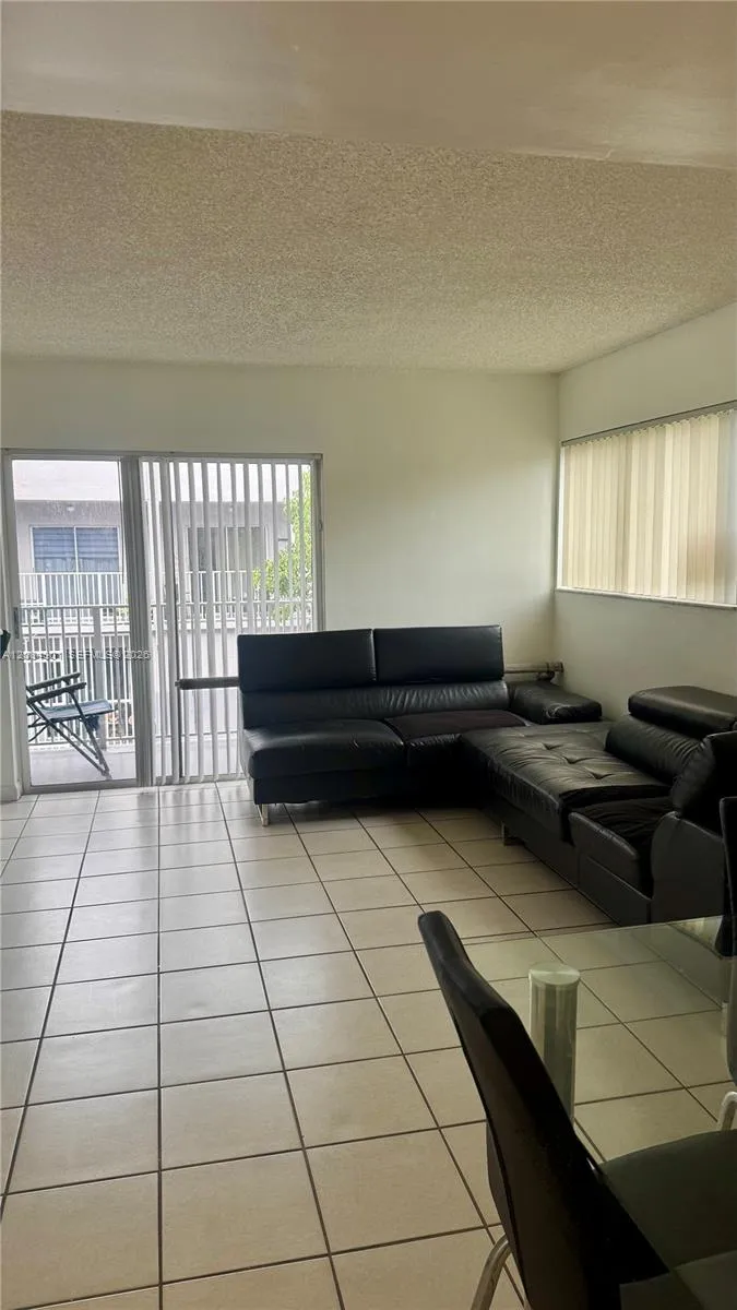 2710 W 76th St #208 Hialeah, FL 33016