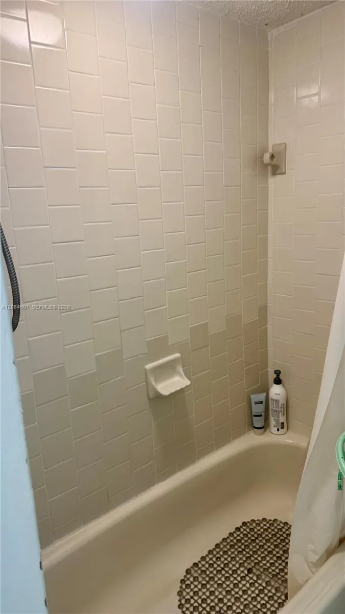 2710 W 76th St #208 Hialeah, FL 33016
