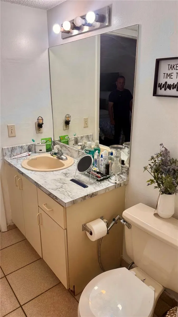 2710 W 76th St #208 Hialeah, FL 33016