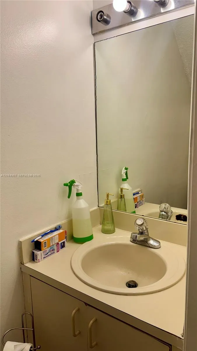 2710 W 76th St #208 Hialeah, FL 33016