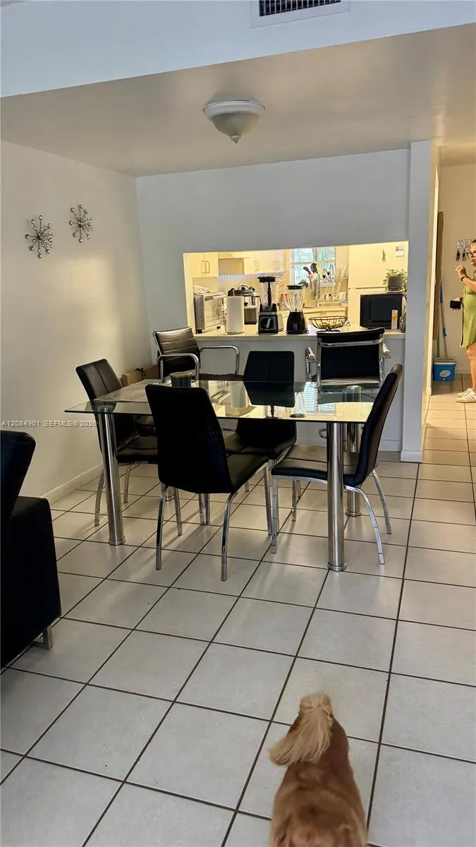 2710 W 76th St #208 Hialeah, FL 33016