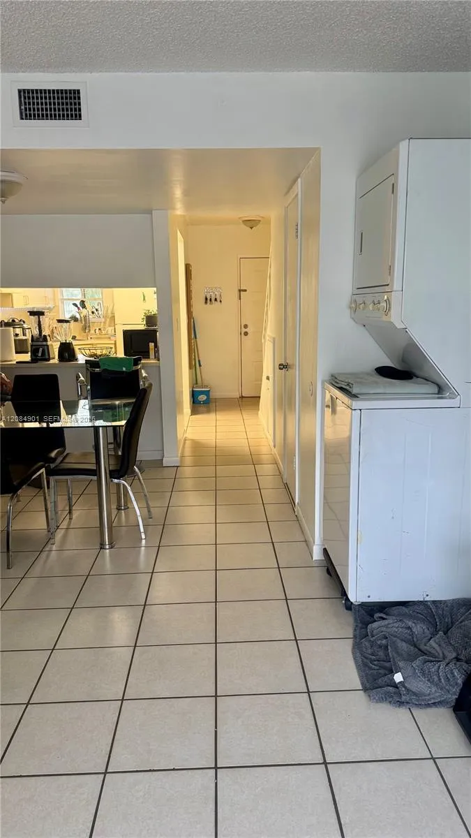 2710 W 76th St #208 Hialeah, FL 33016