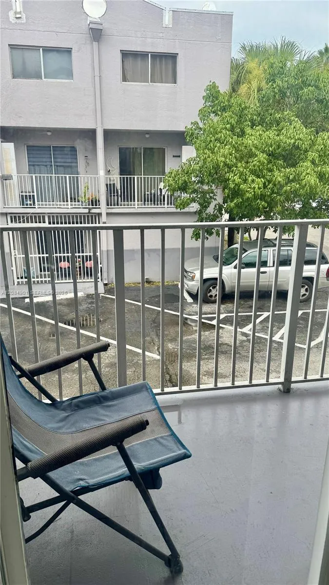 2710 W 76th St #208 Hialeah, FL 33016