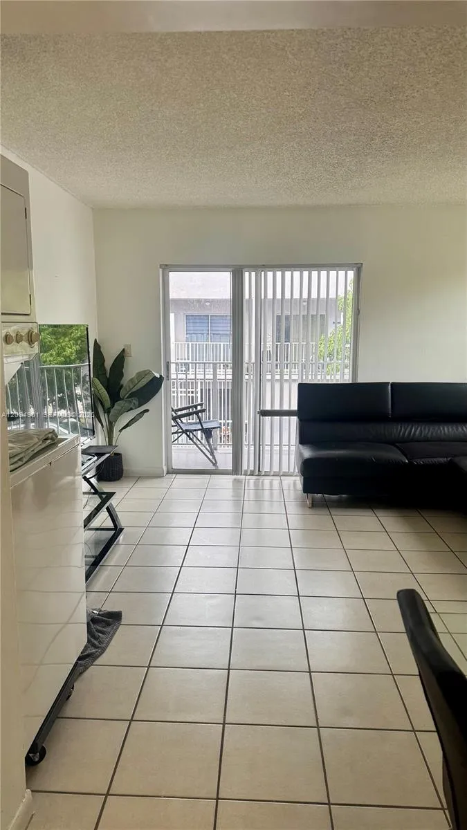 2710 W 76th St #208 Hialeah, FL 33016