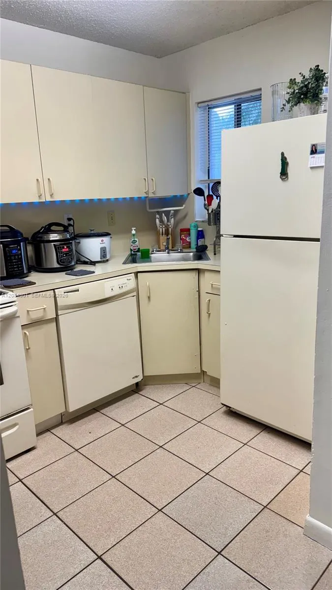 2710 W 76th St #208 Hialeah, FL 33016