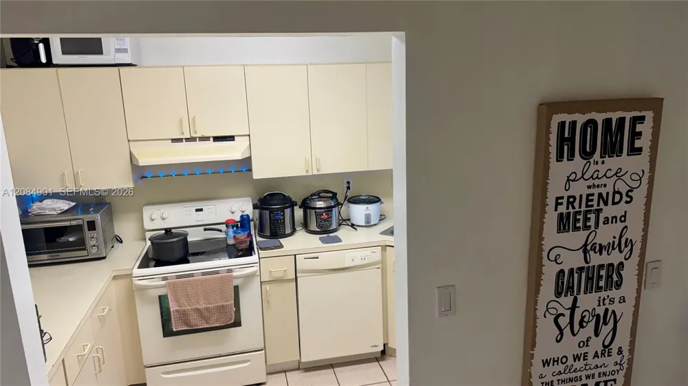 2710 W 76th St #208 Hialeah, FL 33016