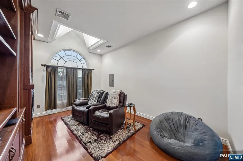 18 Gail Place Secaucus, NJ 07094