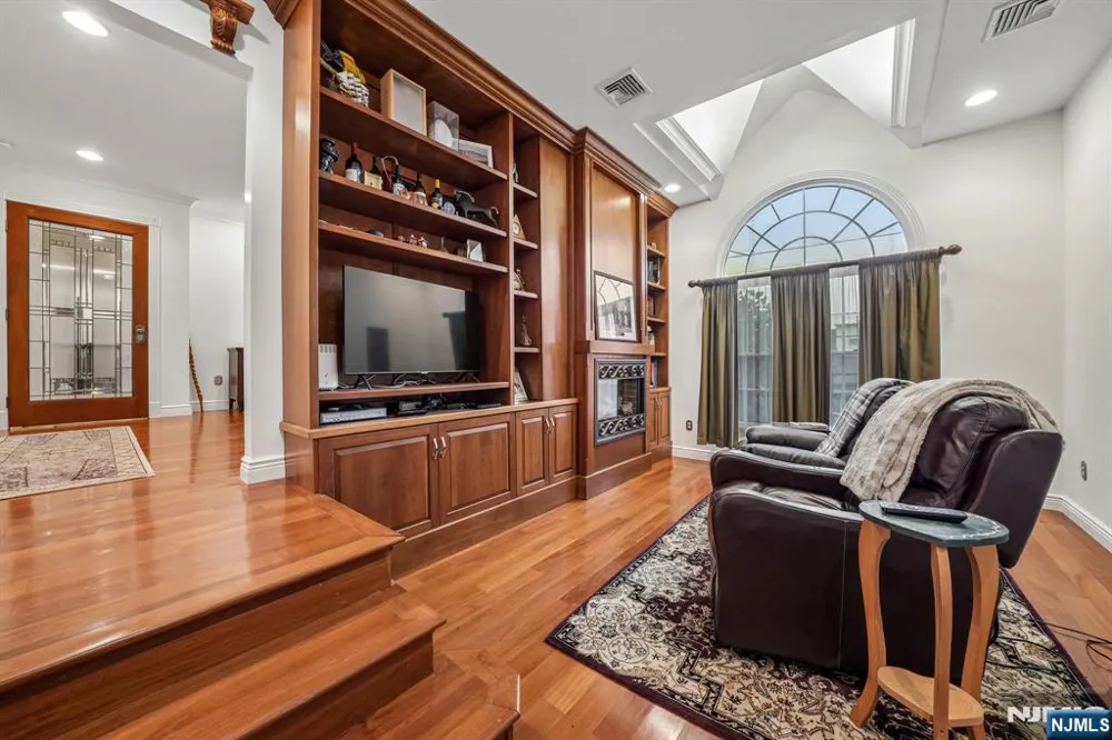 18 Gail Place Secaucus, NJ 07094