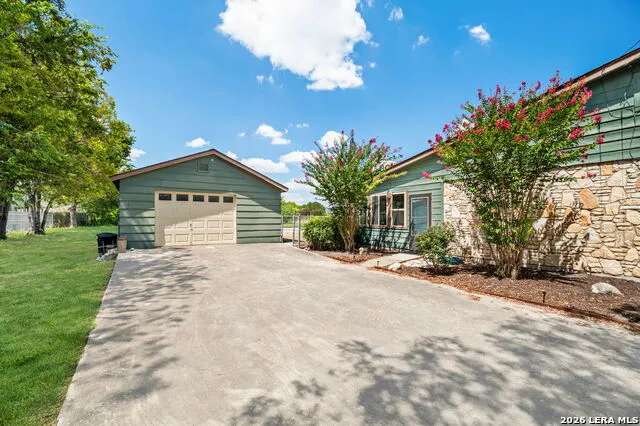 1033 E Live Oak Schertz, TX 78154