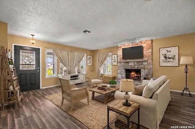 1033 E Live Oak Schertz, TX 78154