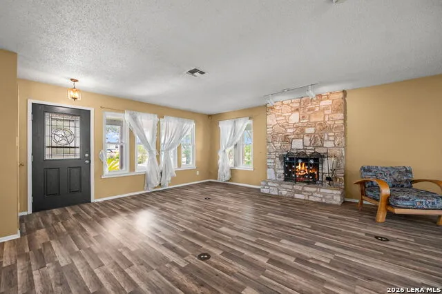 1033 E Live Oak Schertz, TX 78154