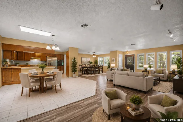 1033 E Live Oak Schertz, TX 78154
