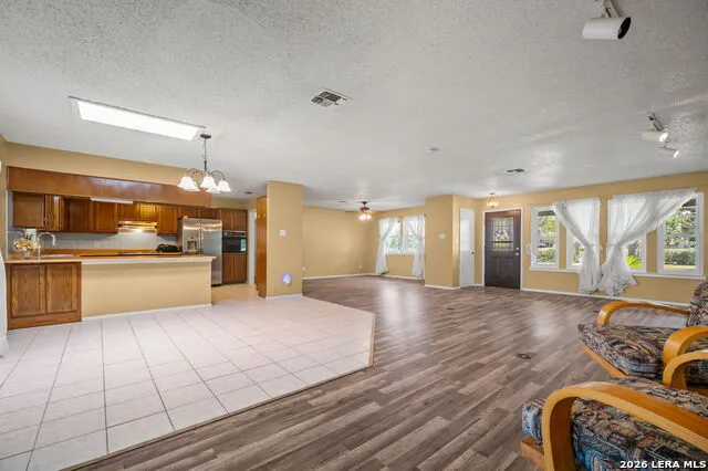 1033 E Live Oak Schertz, TX 78154