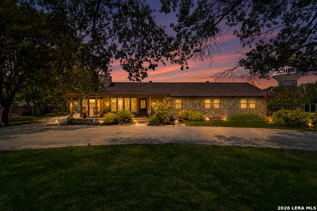 1033 E Live Oak Schertz, TX 78154