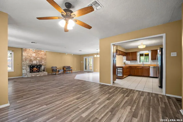 1033 E Live Oak Schertz, TX 78154