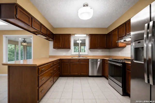 1033 E Live Oak Schertz, TX 78154