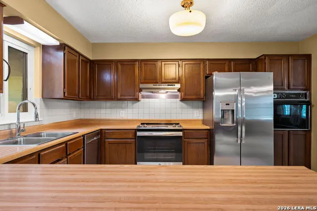 1033 E Live Oak Schertz, TX 78154