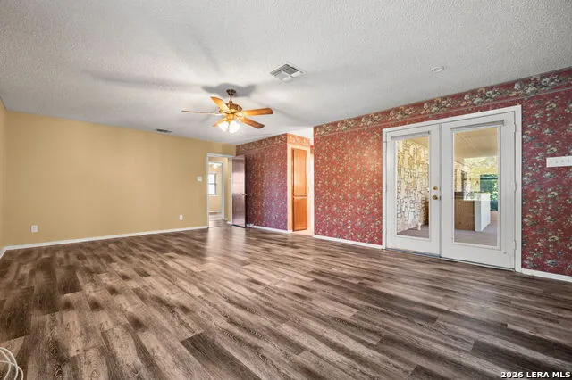 1033 E Live Oak Schertz, TX 78154