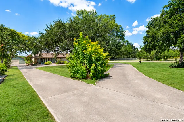 1033 E Live Oak Schertz, TX 78154