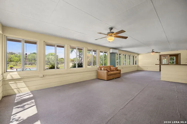 1033 E Live Oak Schertz, TX 78154