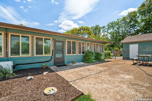 1033 E Live Oak Schertz, TX 78154