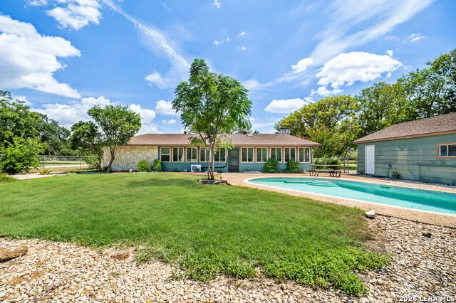 1033 E Live Oak Schertz, TX 78154