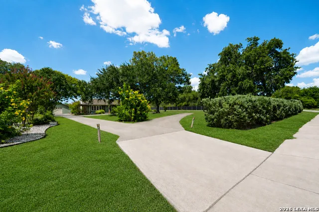 1033 E Live Oak Schertz, TX 78154