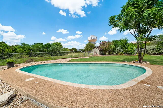 1033 E Live Oak Schertz, TX 78154