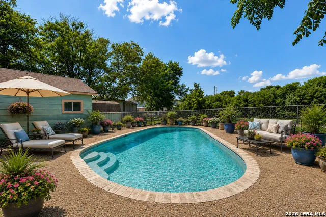 1033 E Live Oak Schertz, TX 78154