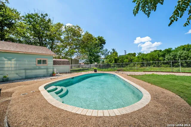 1033 E Live Oak Schertz, TX 78154