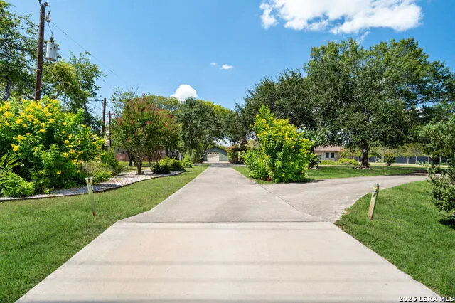 1033 E Live Oak Schertz, TX 78154