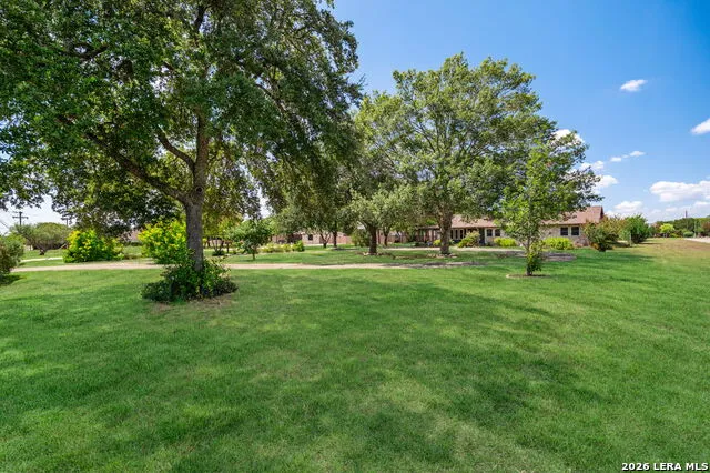 1033 E Live Oak Schertz, TX 78154