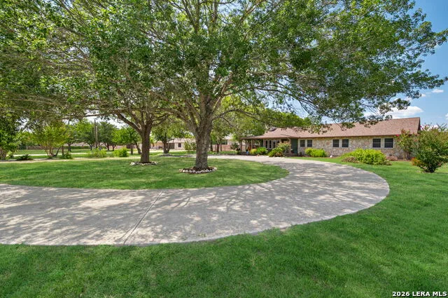 1033 E Live Oak Schertz, TX 78154