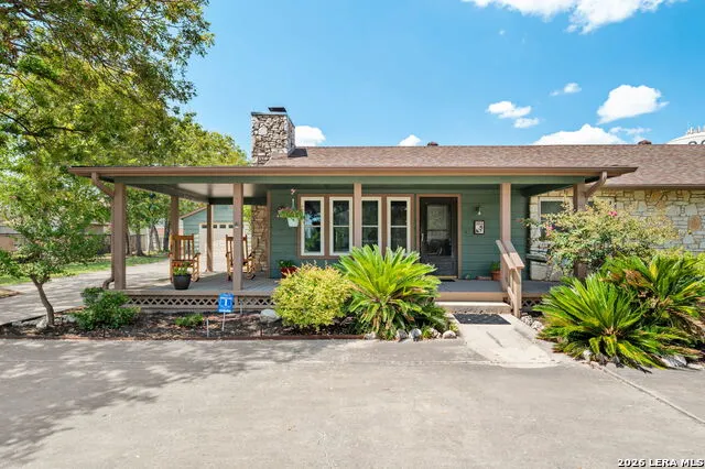 1033 E Live Oak Schertz, TX 78154