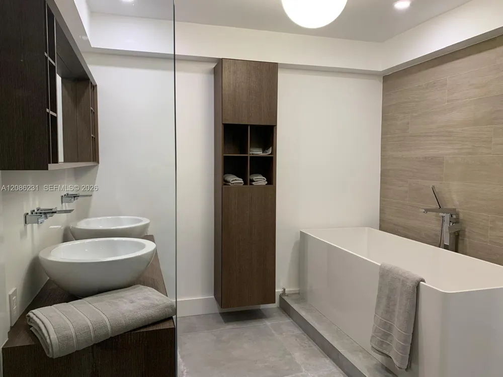 210 Sea View Dr #506 Key Biscayne, FL 33149