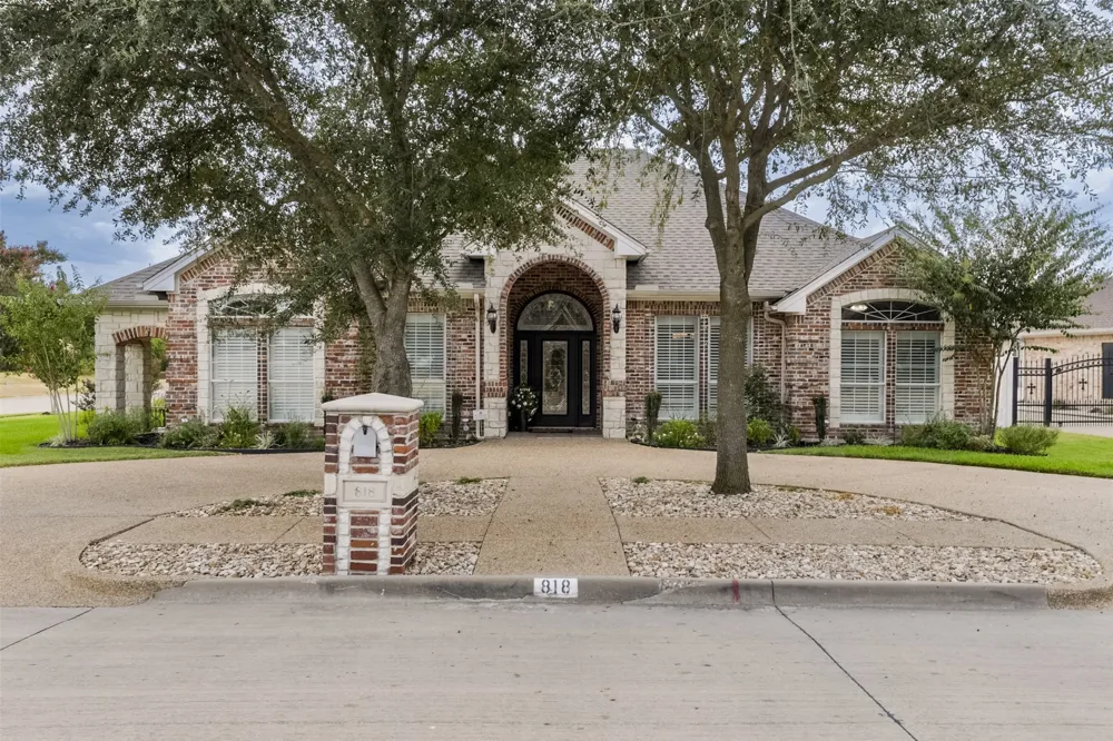 818 Amherst Drive Waxahachie, TX 75165