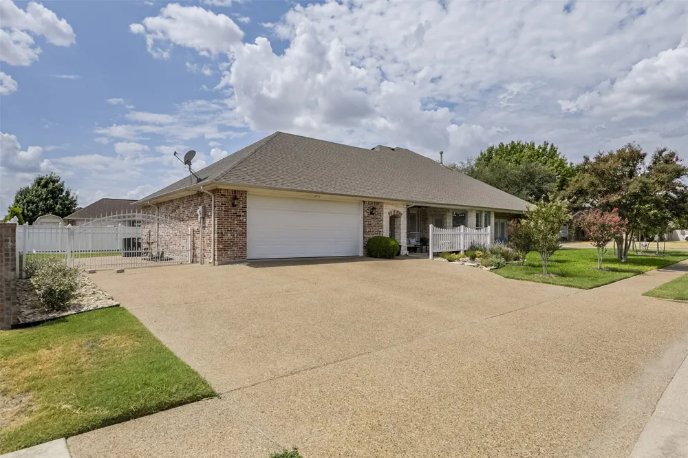 818 Amherst Drive Waxahachie, TX 75165