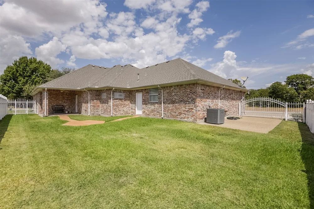 818 Amherst Drive Waxahachie, TX 75165