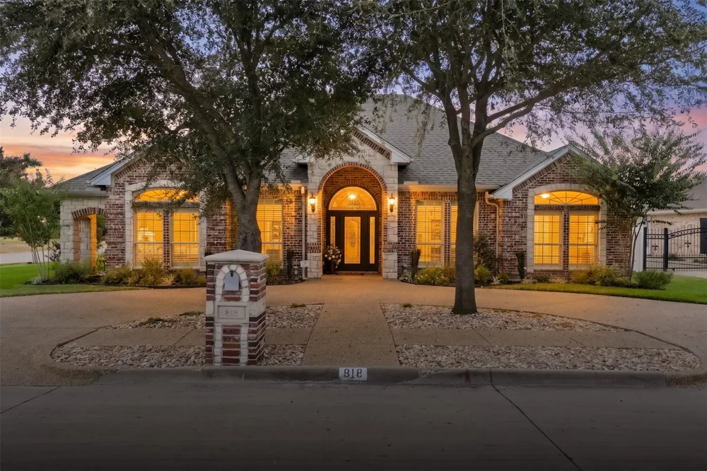 818 Amherst Drive Waxahachie, TX 75165