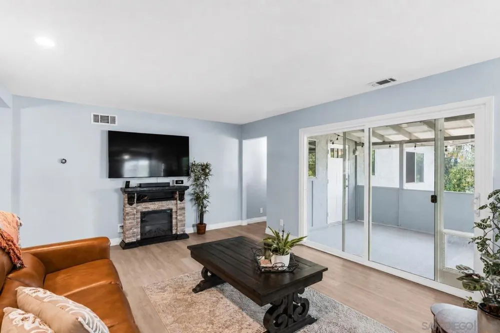 125 Encanto Dr. Escondido, CA 92027