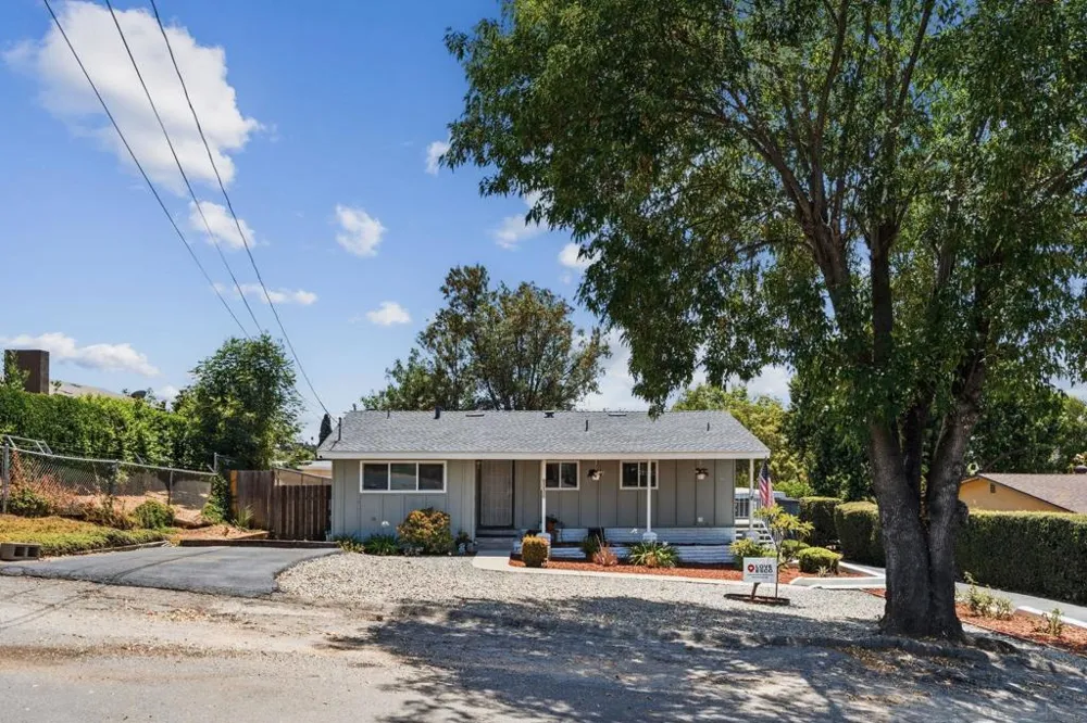 125 Encanto Dr. Escondido, CA 92027