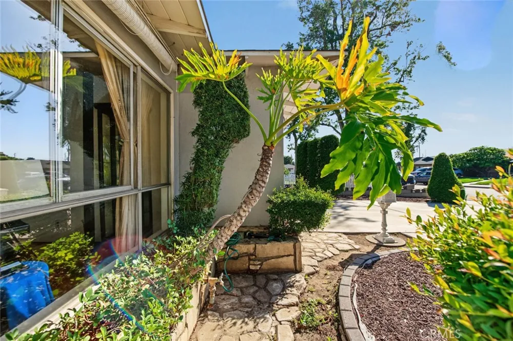2122 Saticoy Pomona, CA 91767