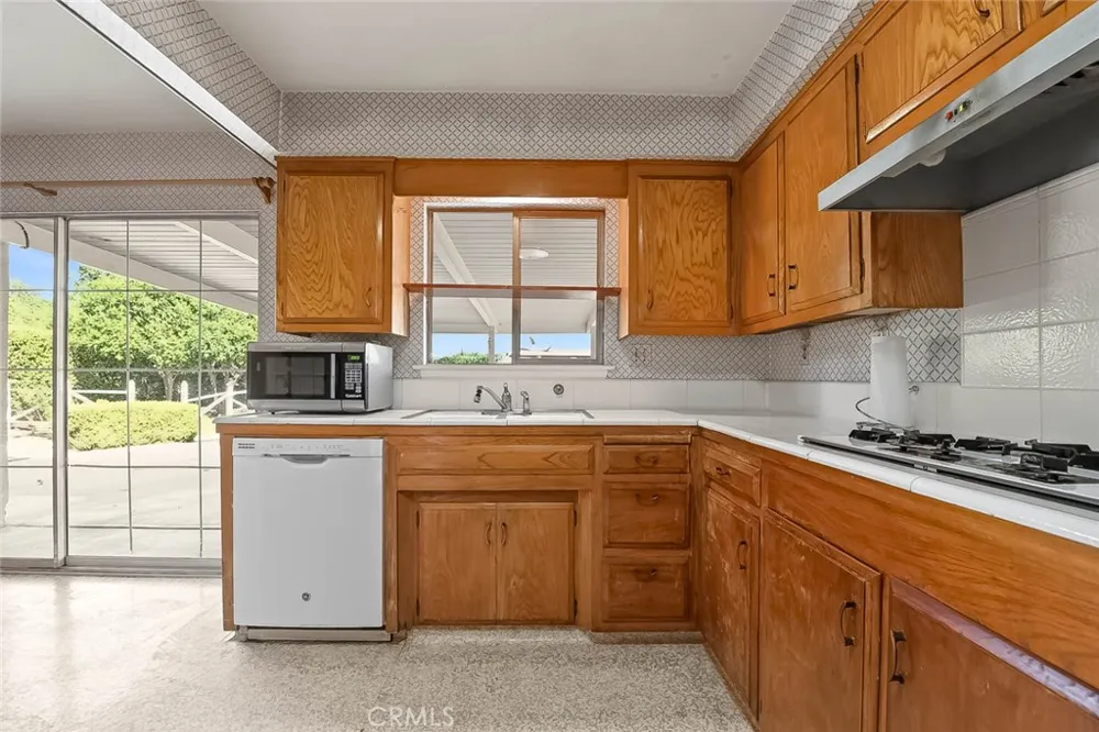 2122 Saticoy Pomona, CA 91767