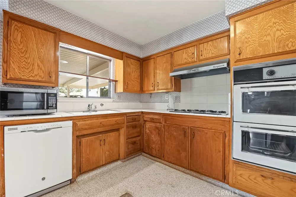 2122 Saticoy Pomona, CA 91767