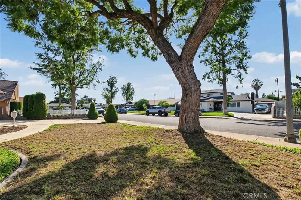 2122 Saticoy Pomona, CA 91767