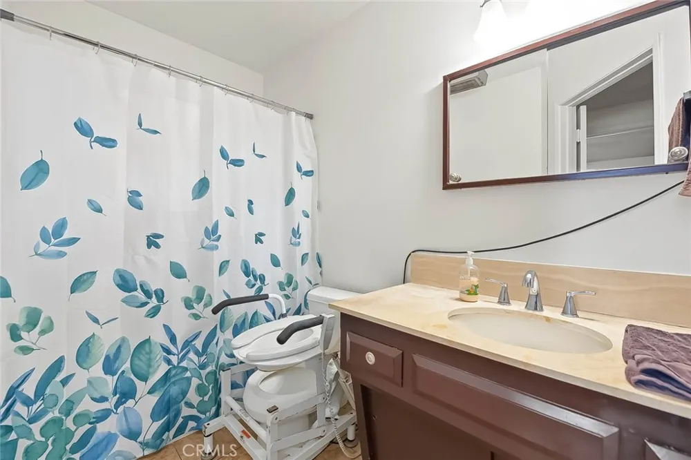 2122 Saticoy Pomona, CA 91767
