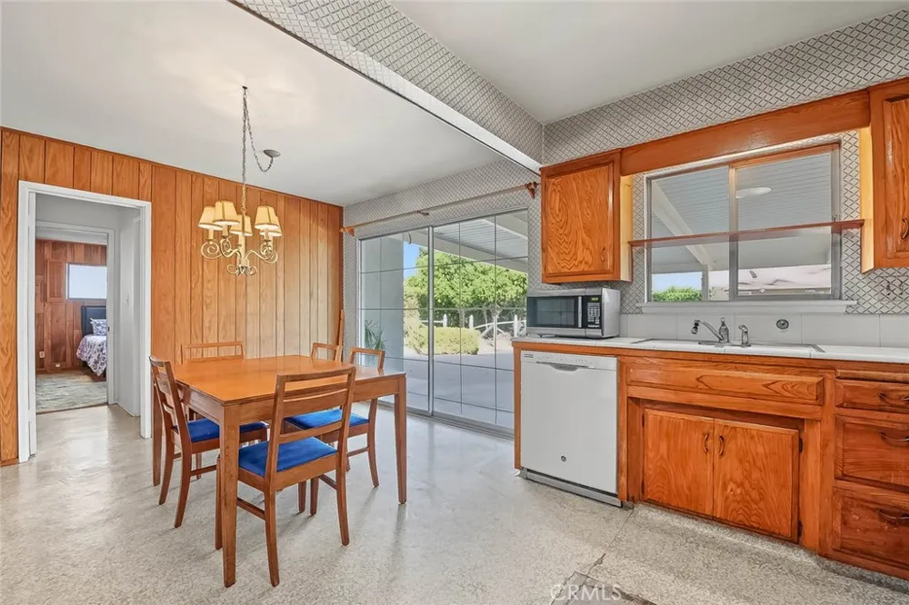 2122 Saticoy Pomona, CA 91767